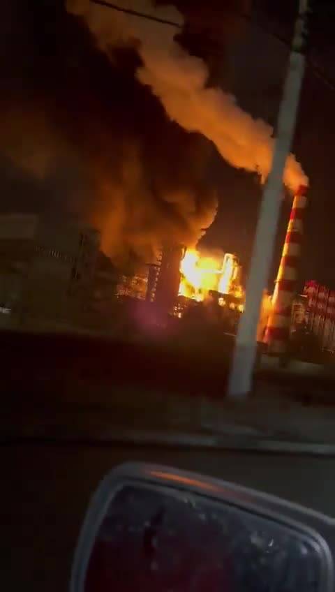 Incendio nella raffineria russa colpita da droni ucraini