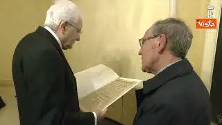 Mattarella a Bari riceve in dono copia Gazzetta Mezzogiorno 30 gennaio 1944