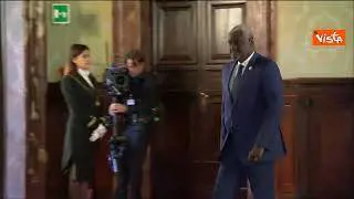 "È quello vero", Meloni saluta presidente Commissione Ua e scherza su telefonata fake