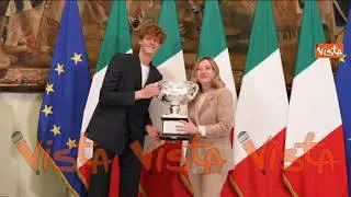 Jannik Sinner, l'incontro e l'abbraccio con la premier Meloni a Palazzo Chigi