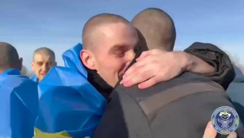 I prigionieri di guerra ucraini liberati grazie all'accordo tra Kiev e Mosca