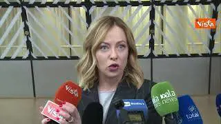 Meloni abbassa il microfono di Vista durante il punto stampa al Consiglio Ue