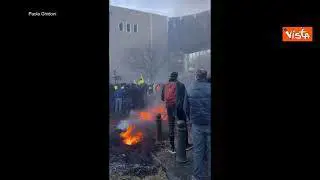 Protesta agricoltori a Bruxelles, le fiamme davanti al Consiglio Ue