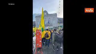 Bruxelles blindata per la protesta degli agricoltori, barricate e roghi vicino al Consiglio Ue