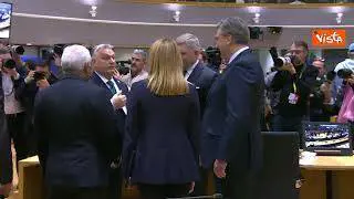 Orban saluta Metsola col baciamano al Consiglio Europeo straordinario