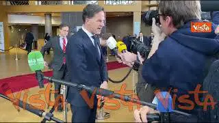 Il primo ministro olandese Rutte scavalca il cordone per avvicinarsi ai cronisti a Bruxelles