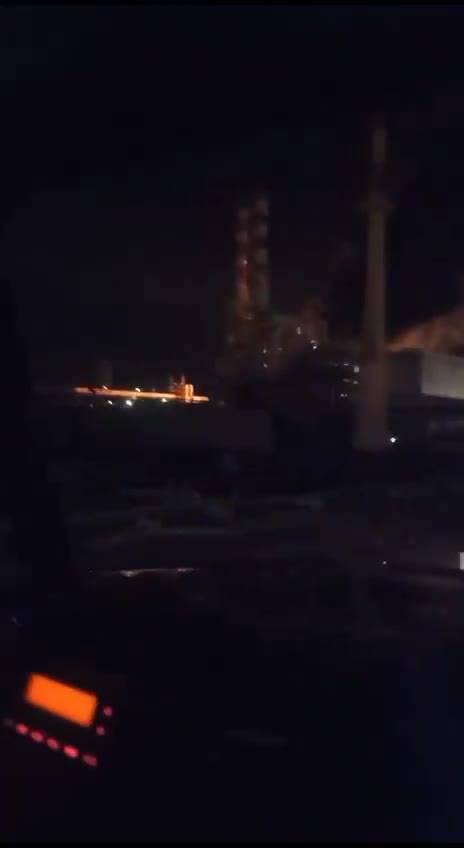 L'incendio nella raffineria di Volgograd colpita da droni ucraini