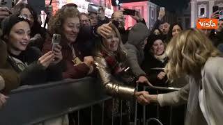 "Giorgia, Giorgia", bagno di folla per Meloni a Catania. Per la premier applausi e strette di mano