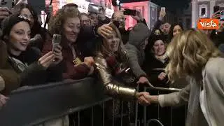 "Giorgia, Giorgia", bagno di folla per Meloni a Catania. Per la premier applausi e strette di mano