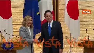 La delegazione giapponese applaude Meloni e Kishida a Tokyo a termine della conferenza congiunta