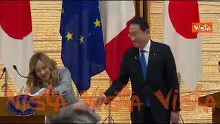 La stretta di mano tra Kishida e Meloni a Tokyo (ma la premier si gira prima per lasciare i fogli)