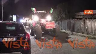 Protesta degli agricoltori a Roma, i cartelli sui trattori: "Il cibo non nasce in laboratorio"