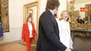 Meloni riceve Milei a Palazzo Chigi, la stretta di mano con il Presidente argentino