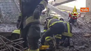 Cede trave in un cantiere a Firenze, le operazioni di soccorso dopo il crollo