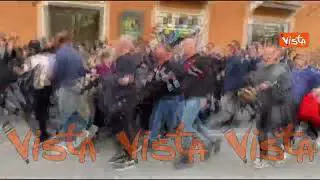 Ressa in Piazza Colonna per passaggio De Luca, il presidente campano a Roma contro il Governo