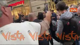 "Presidente sei uno di noi", la folla acclama De Luca, in corteo a Roma con i sindaci