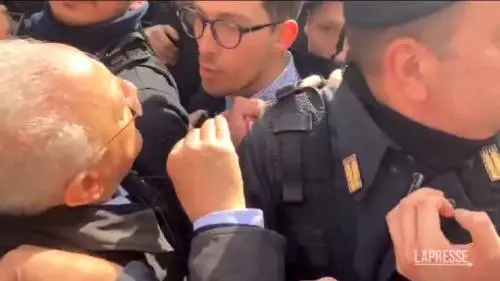 De Luca sbotta davanti ai poliziotti: "Ci dovete caricare, ci dovete uccidere"