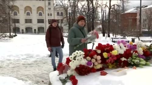 Navalny, i russi continuano a deporre fiori in suo onore