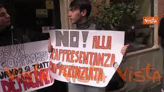 La protesta dei Giovani Democratici alla sede del Pd, al Nazareno non li fanno entrare