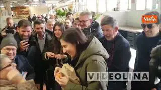 Elly Schlein contestata da una pensionata al mercato di Quirra a Cagliari: "Vada a lavorare"