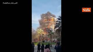 Incendio in due grattacieli di Valencia, almeno quattro morti. I video postati sui social
