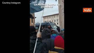 Cortei pro Palestina a Pisa e Firenze, manifestanti caricati dalla polizia