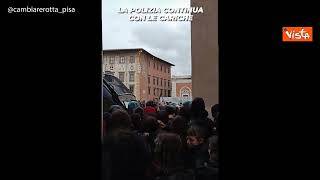 Corteo pro Palestina a Pisa, manifestanti caricati dalla polizia
