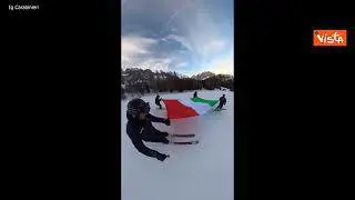 La discesa in sci dei carabinieri tenendo il tricolore, il suggestivo video postato sui social