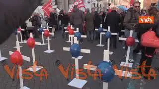 Crollo di Firenze, le croci piantate in piazza durante la manifestazione di Cgil e Uil