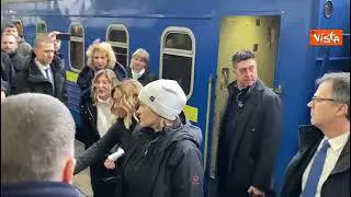 Giorgia Meloni arriva a Kiev. Ad accoglierla in stazione una delegazione con l'ambasciatore Zazo