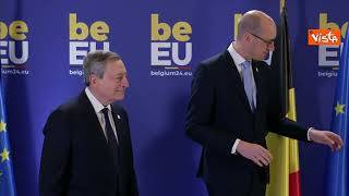 Draghi riceve sciarpa Ecofin al suo arrivo a Gand, in Belgio, per il vertice Ue sull'economia