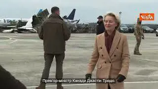 Anniversario guerra in Ucraina, Zelensky incontra Meloni. L'abbraccio all'aeroporto di Gostomel