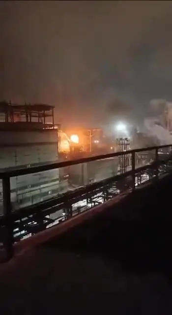 L'acciaieria colpita da droni ucraini nella notte