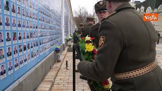 L'omaggio di Meloni, von der Leyen e Zelensky al muro dei caduti in Ucraina