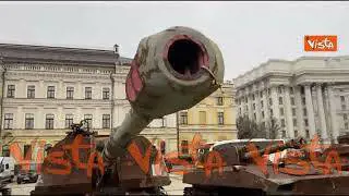 In piazza Mykhailivska a Kiev i mezzi russi distrutti dall'esercito ucraino