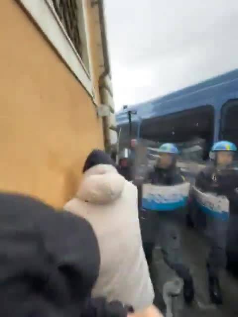 Pisa, l'assalto dei manifestanti alla polizia: il video degli scontri