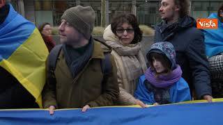 Due anni di guerra in Ucraina, alla manifestazione al Parlamento Ue una bandiera di 30 metri