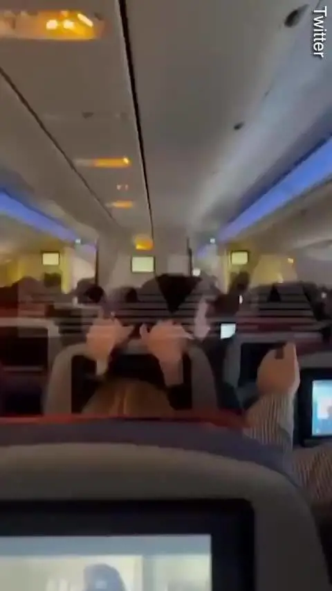 A bordo trema tutto e si scatena il panico: aereo supera 1.200 Km/h