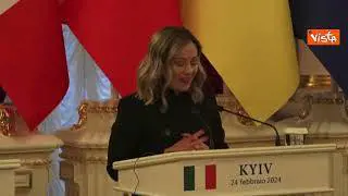 Due anni di guerra, Meloni a Kiev: "Ucraina sta combattendo per tutta l'Europa"