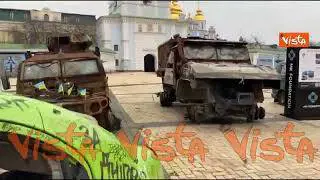 In piazza Mykhailivska a Kiev la mostra dei mezzi russi distrutti dall'esercito ucraino