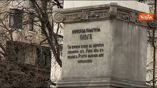 Ecco la statua della principessa Olga di Kiev con il giubbotto antiproiettile