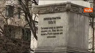 Ecco la statua della principessa Olga di Kiev con il giubbotto antiproiettile