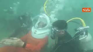 Il Primo Ministro indiano Modi prega sott'acqua