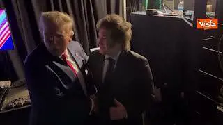 L'abbraccio tra Donald Trump e il Presidente argentino Milei al Cpac in Maryland