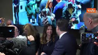 L'abbraccio tra Conte e Todde a Cagliari dopo la vittoria delle elezioni regionali sarde