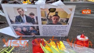 Fiori e ceri accesi per Navalny a due passi dal Duomo di Milano