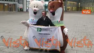 Fontana accoglie le mascotte di Milano-Cortina 2026 in Piazza Lombardia a Milano