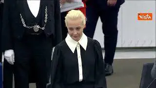 Un lungo applauso accoglie la moglie di Navalny al Parlamento Ue