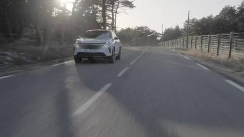 Peugeot e3008, primo contatto: guarda il video 