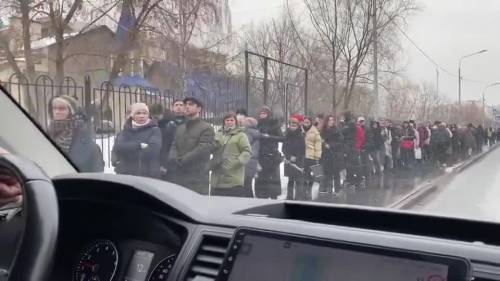 La folla in attesa dell'arrivo del feretro di Navalny